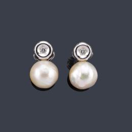 Lote 2433: Pendientes 'tu y yo' con pareja de perlas autralianas de aprox. 16,30 mm y 16,20 mm con brillantes de aprox. 0,50 ct en total.