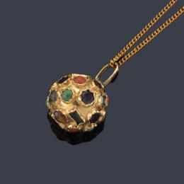 Lote 2438: Colgante esférico con cuajado de gemas de color en montura y cadena de oro amarillo de 18K.