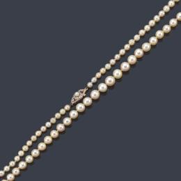 Lote 2453: Collar de perlas con cierre en oro amarillo y blanco de 18 K con diamantes.