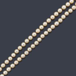 Lote 2455: Collar largo de perlas de aprox. 8,76 - 8,58 mm.