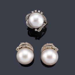 Lote 2460: Pendientes y anillo con perlas Mabe con orla de diamantes talla brillante y 8/8 en montura de oro blanco de 18K.