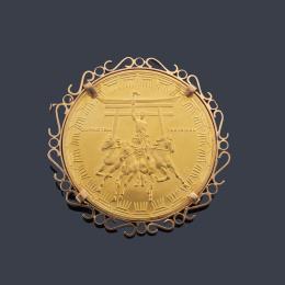Lote 2585: Moneda conmemorativa Olimpiada Tokio 1964 en de oro 22 K enmarcada en broche de oro de 18 K.