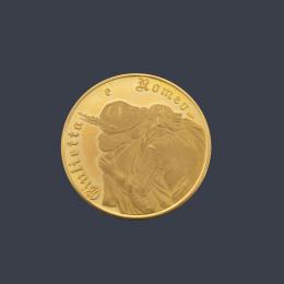 Lote 2588: Moneda conmemorativa de Romeo y Julieta en oro amarillo de 22 K.