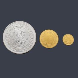 Lote 2604: 3 Monedas conmemorativas en plata y oro de 24 K  "Serie Joyas Numismáticas".
