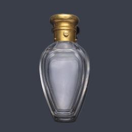 Lote 2609: Exquisito perfumero con tapón realizado en oro amarillo de 18K con una corona grabada y contraste francés. S.XIX.