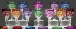 Lote 1000: Juego de doce copas de vino de cristal tallado y esmaltado en varios colores, posiblemente Bohemia.