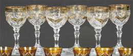 Lote 1002: Juego de seis copas de vino de cristal tallado con decoración dorada, Bohemia.