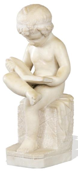 Lote 1039: "Niña Sentado Leyendo" en mármol blanco y mármol gris jaspeado tallado, Italia S. XIX