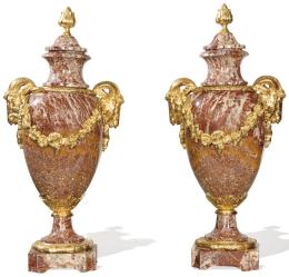 Lote 1040
Pareja de urnas de mármol rojo de Siena con montura en bronce dorado al mercurio, Francia S. XIX.