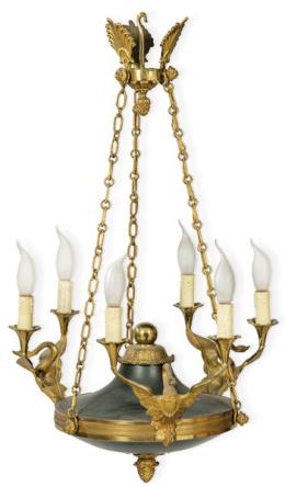 Lote 1055: Lámpara de techo estilo Imperio, en forma de lámpara de aceite romana en bronce pavonado, con brazos de luz cortos en forma de cisnes en bronce dorado. Finales S. XIX