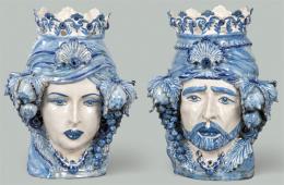 Lote 1060: Pareja de maceteros en forma de cabezas de moro en cerámica esmaltada en azul y blanco, firmadas G. Romano Castiglioni.
Nápoles, S. XX