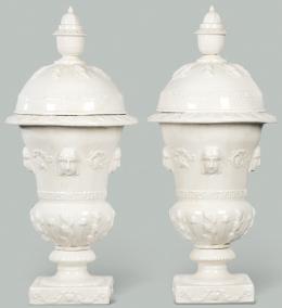 Lote 1066: Pareja de copas con tapa en cerámica esmaltada en blanco de Bassano, siguiendo modelos clásicos italianos.
Italia, S. XX