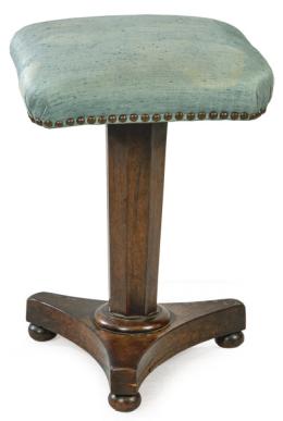 Lote 1075: Banqueta regencia sobre pedestal poliédrico y plataforma de lados cóncavos en madera de palosanto. Tapicería de época posterior. Inglaterra, principios S. XIX