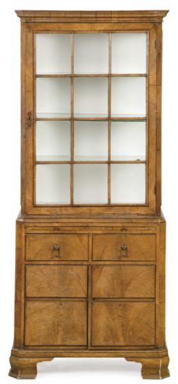 Lote 1076: Cabinet en madera de nogal, con una vitrina en la parte superior sobre aparador con cajones cortos y dos puertas abatibles.
Holanda, S. XIX