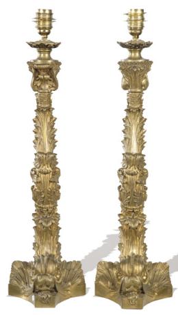 Lote 1077
Pareja de lámparas de mesa de bronce dorado, Francia S. XIX.