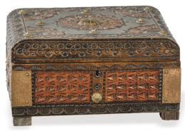 Lote 1086: Caja de estilo sefardí en madera tallada, policromada y latón ff. S. XIX firmada J. Gironella.