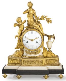 Lote 1089: Reloj de sobremesa Luis XVI en bronce dorado y mármol. Sobre basamento rectangular en mármol negro y blanco, una ninfa y un angel se apoyan en la esfera del reloj firmada Lepaute. Francia, finales S. XVIII