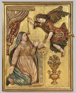 Lote 1092: Escuela Castellana primera mitad S. XVII
"Anunciación"
Altorelieve en madera tallada, policromada y dorada.