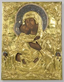 Lote 1100: Escuela Rusa S. XIX
"Virgen de Vladimir con dos Santos"
Icono pintado sobre tabla con funda de metal plateado y coronas de plata cincelada.