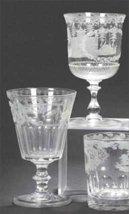 Lote 1105: Dos copas de cristal grabadas a la rueda, una de cristal de La Granja y la otra Bohemia S. XIX.