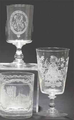 Lote 1107: Dos copas de cristal de La Granja grabado a la rueda, S. XIX.
Una con cartela e iniciales y otra con "Recuerdo de Nuestra Señora de Covadonga".