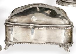 Lote 1139: Caja con alma de madera y plata inglesa punzonada Ley Sterling con marcas ilegibles S. XIX.