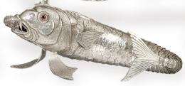 Lote 1152: Pez articulado comíendose a otro pez de plata española punzonada 1ª Ley de López