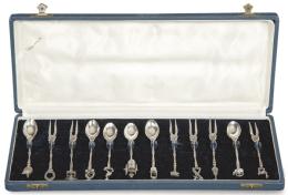 Lote 1155: Juego de seis cucharillas y 6 tenedores de marisco en plata francesa punzonada Ley 925.