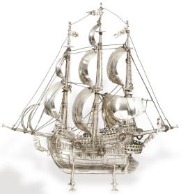 Lote 1159: Barco de tres mástiles de plata española sin punzonar.