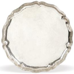 Lote 1184: Gran salvilla de plata española punzonada con marca de orfebre BE/_ y fiel contraste Bartolomé de Galvez y Aranda, Córdoba h. 1759-1772.