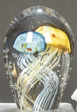 Lote 1211: Acuario con medusas de cristal de Murano, firmado y fechado "Murano 96".