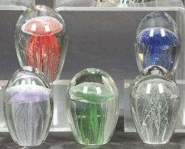 Lote 1214: Cinco pisapapeles de cristal de Murano con medusa.