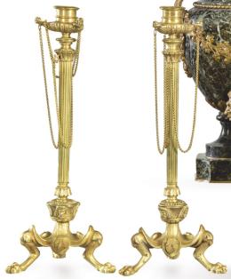 Lote 1230: Pareja de candeleros de bronce dorado con tres patas de garra