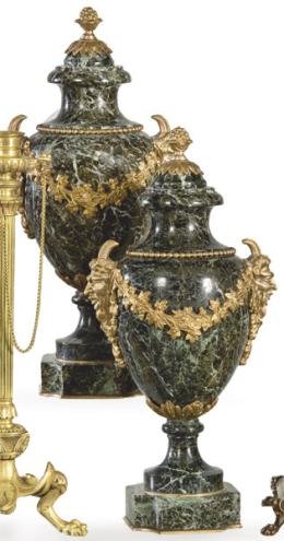 Lote 1231: Pareja de urnas con tapa en mármol serpentín y bronce dorado, estilo Luís XVI, Francia S. XIX.