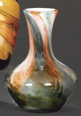 Lote 1261: Jarrón de cuello largo de cristal de Murano con machas