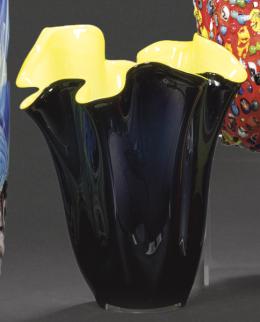 Lote 1263: Jarrón de cristal de Murano boca rizada amarillo y negro