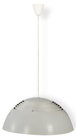 Lote 1319: Arne Jacobsen (Copenhague, 1902-1971 ) para Louis Poulsen 1957
Lámpara de suspensión modelo AJ Royal, diseño esférico y segmentado,