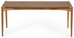 Lote 1327: Mesa baja rectangular con esquinas redondeadas en madera de teca, con patas torneadas.
Alemania, años 60
