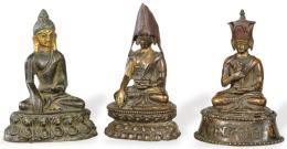 Lote 1360: Tres Buda tibetanos de bronce y cobre S. XIX