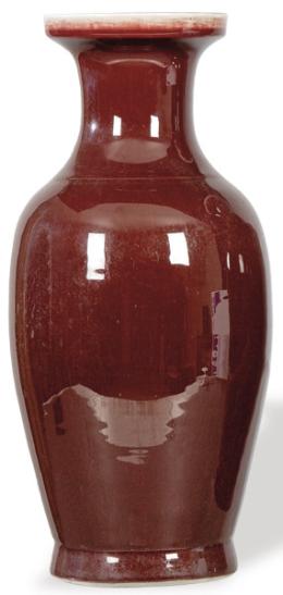 Lote 1363: Jarrón de porcelana china con vidriado "Sangre de Buey", Dinastía Qing S. XIX.