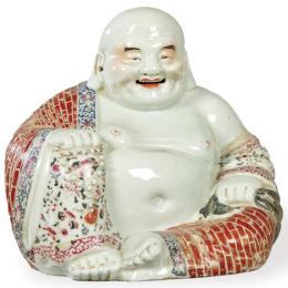 Lote 1367: Ho-Shang sentado en porcelana china con esmaltes polícromos, con marca apócrifa de Guangxu, talleres de Jingdezhen, China, Dinastía Qing ff. S. XIX.