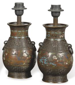 Lote 1372: Pareja de lámparas de mesa realizadas con jarrones de bronce con esmalte cloisonné, China, Dinastía Qing S. XIX.
