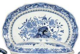 Lote 1375: Bandeja oval de porcelana de compañía de Indias azul y blanco, Dinastía Qing, época de Qianlong 81736-95)