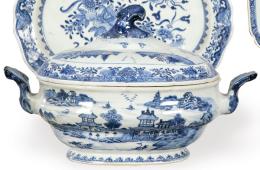 Lote 1376: Sopera china de porcelana azul y blanco, Dinastía Qing ff. S. XVIII pp. S. XIX.