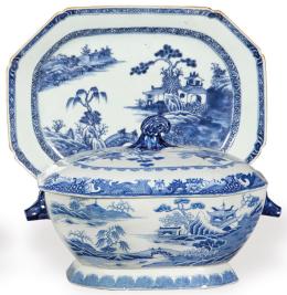 Lote 1377: Sopera con bandeja de porcelana de Compañía de Indias azul y blanco, Dinastía Qing, época de Qianlong (1735-96)