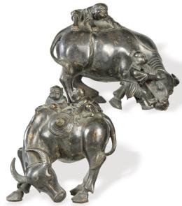Lote 1381: Pareja de Búfalos con Niños montados en bronce patinado, China, Dinastía Qing S. XIX