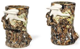 Lote 1385: Pareja de jarras de porcelana china con vidriado tipo sancai, mediados S. XX.