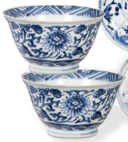 Lote 1386: Pareja de cuencos de porcelana azul y blanca Dinastía Ming S. XVII procedentes de un pecio.
