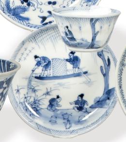 Lote 1388: Cuenco y plato de porcelana de Compañía de Indias azul y blanco, Dinastía Qing, época de Qianlong (1736-95)