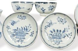 Lote 1390: Pareja de cuencos con plato de porcelana china azul y blanco, Dinastía Qing, época de Kangxi (1662-1722).